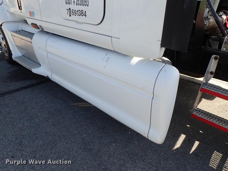 image for item DF1111 2007 Peterbilt 387 semi truck