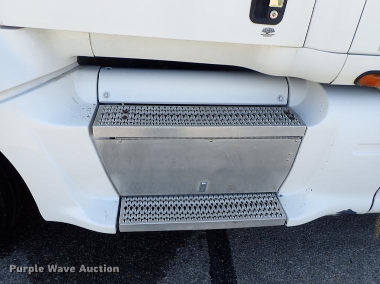 image for item DF1111 2007 Peterbilt 387 semi truck