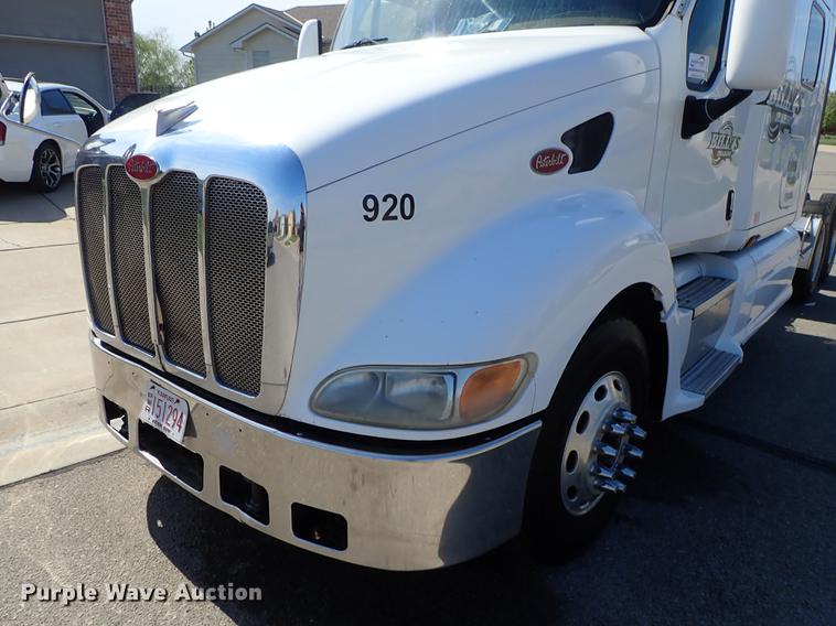 image for item DF1111 2007 Peterbilt 387 semi truck
