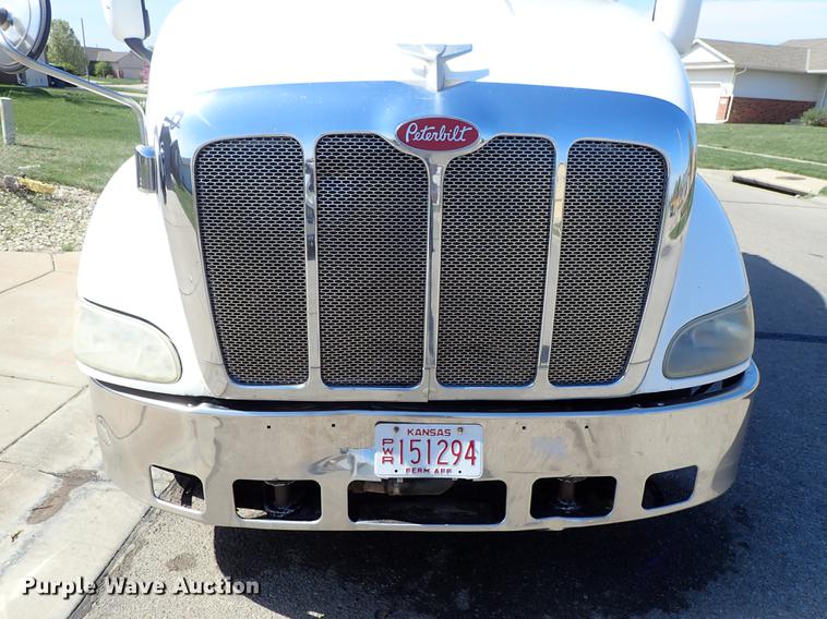 image for item DF1111 2007 Peterbilt 387 semi truck