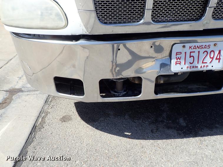 image for item DF1111 2007 Peterbilt 387 semi truck