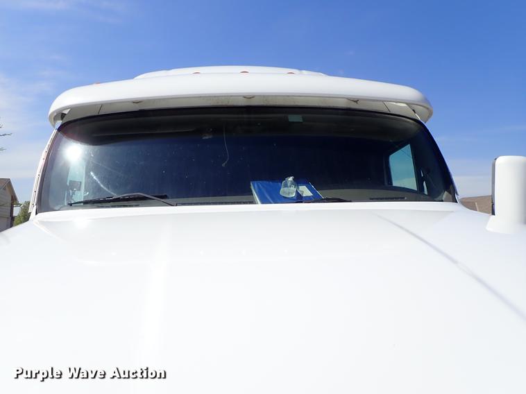 image for item DF1111 2007 Peterbilt 387 semi truck