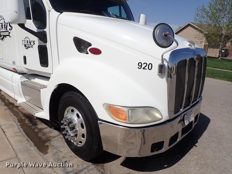 image for item DF1111 2007 Peterbilt 387 semi truck