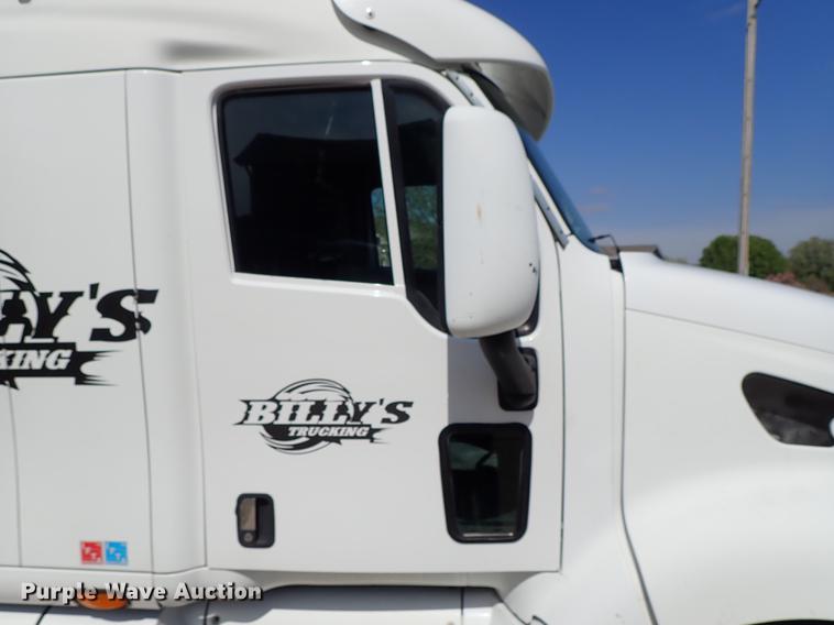 image for item DF1111 2007 Peterbilt 387 semi truck
