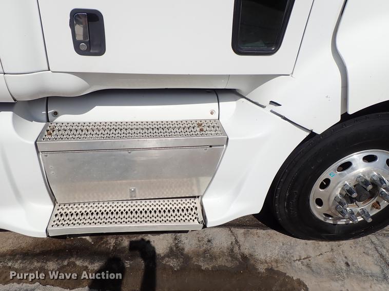 image for item DF1111 2007 Peterbilt 387 semi truck