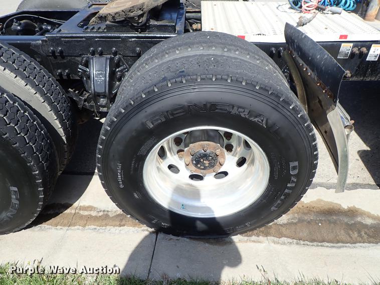 image for item DF1111 2007 Peterbilt 387 semi truck