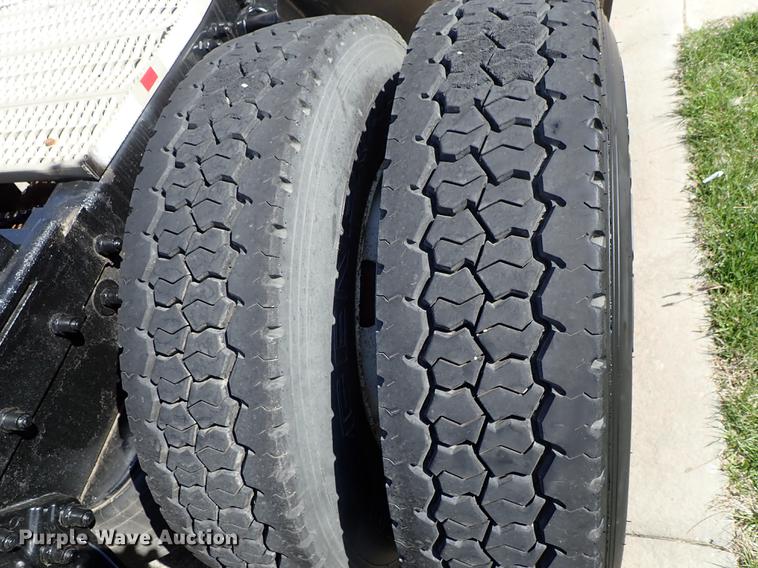 image for item DF1111 2007 Peterbilt 387 semi truck