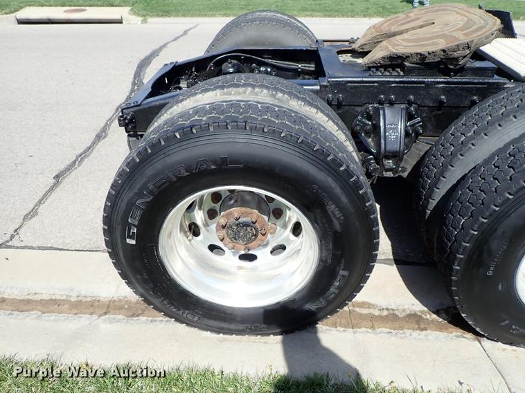 image for item DF1111 2007 Peterbilt 387 semi truck