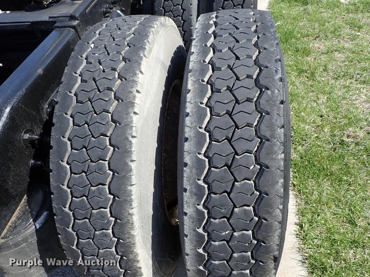 image for item DF1111 2007 Peterbilt 387 semi truck