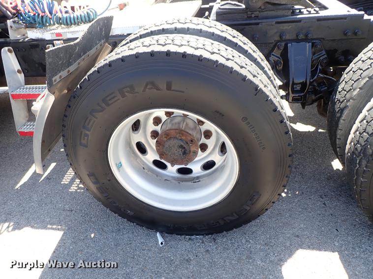 image for item DF1111 2007 Peterbilt 387 semi truck