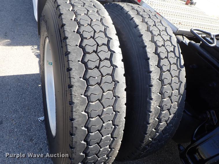 image for item DF1111 2007 Peterbilt 387 semi truck