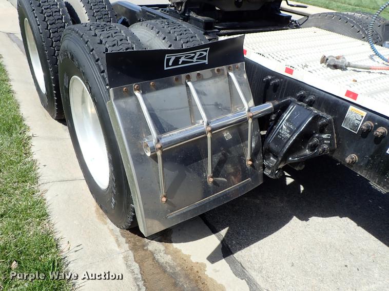 image for item DF1111 2007 Peterbilt 387 semi truck