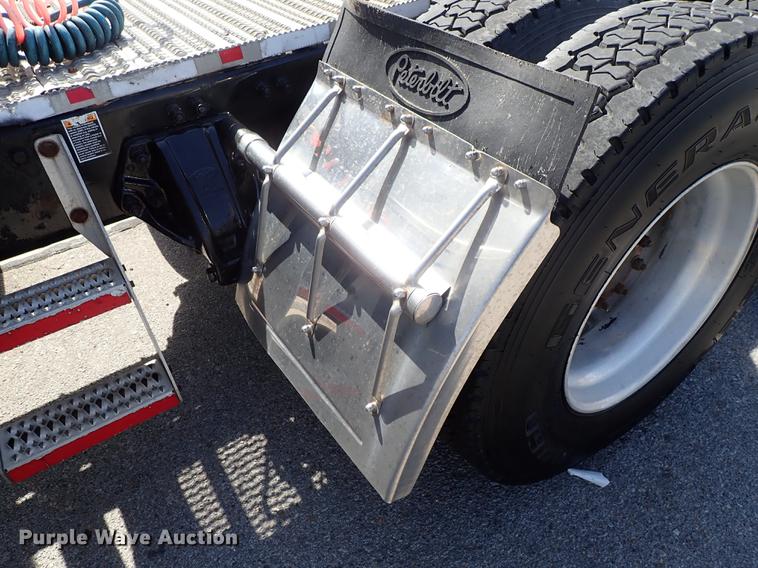 image for item DF1111 2007 Peterbilt 387 semi truck