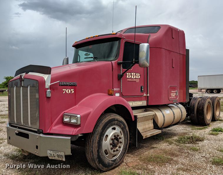 image for item DF4421 2008 Kenworth T800 semi truck