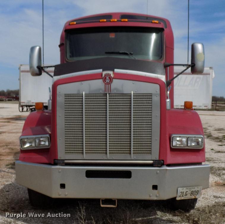 image for item DF4421 2008 Kenworth T800 semi truck