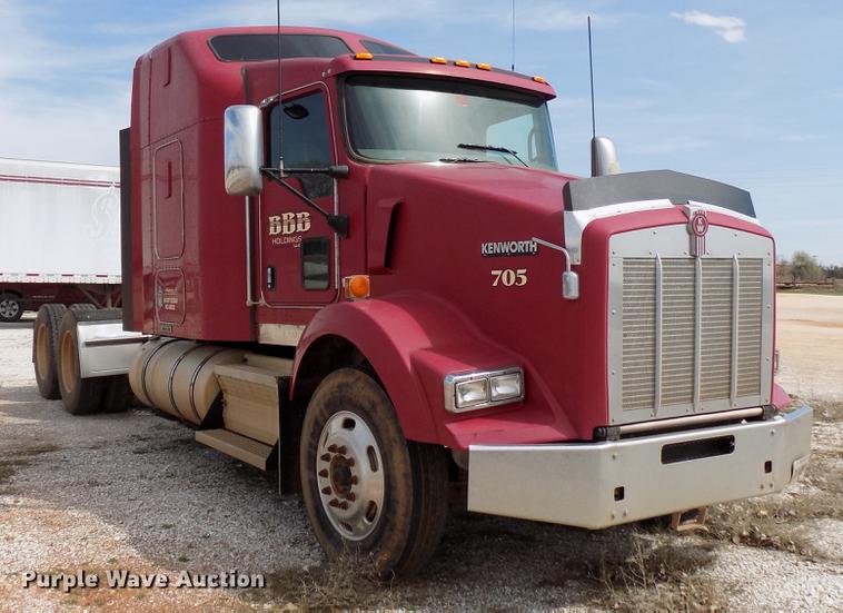 image for item DF4421 2008 Kenworth T800 semi truck