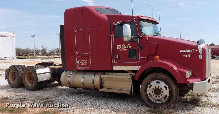 image for item DF4421 2008 Kenworth T800 semi truck