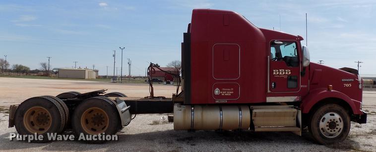 image for item DF4421 2008 Kenworth T800 semi truck