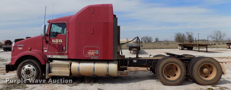 image for item DF4421 2008 Kenworth T800 semi truck