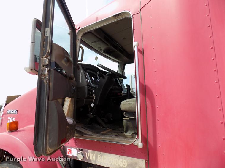 image for item DF4421 2008 Kenworth T800 semi truck