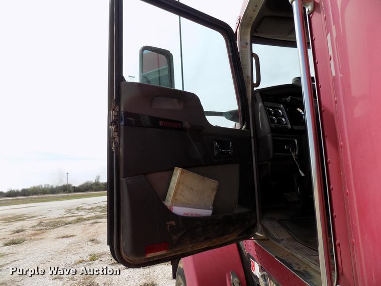 image for item DF4421 2008 Kenworth T800 semi truck