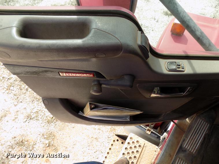 image for item DF4421 2008 Kenworth T800 semi truck