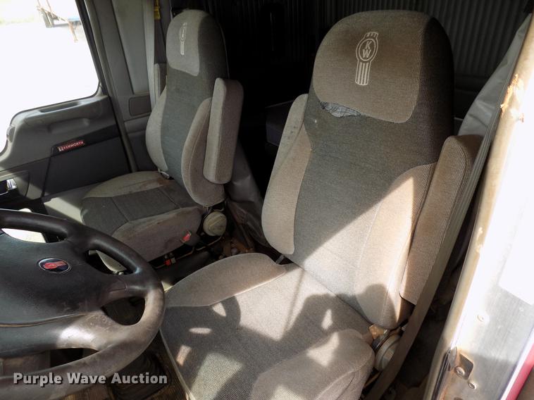 image for item DF4421 2008 Kenworth T800 semi truck