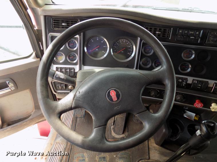 image for item DF4421 2008 Kenworth T800 semi truck
