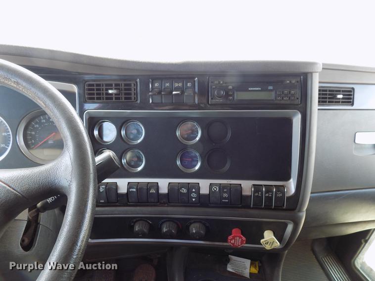 image for item DF4421 2008 Kenworth T800 semi truck