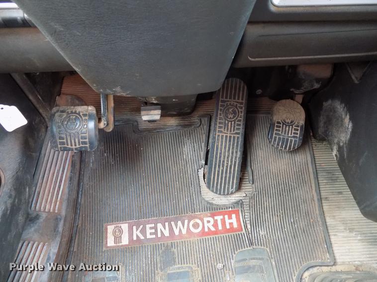 image for item DF4421 2008 Kenworth T800 semi truck