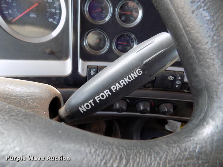 image for item DF4421 2008 Kenworth T800 semi truck