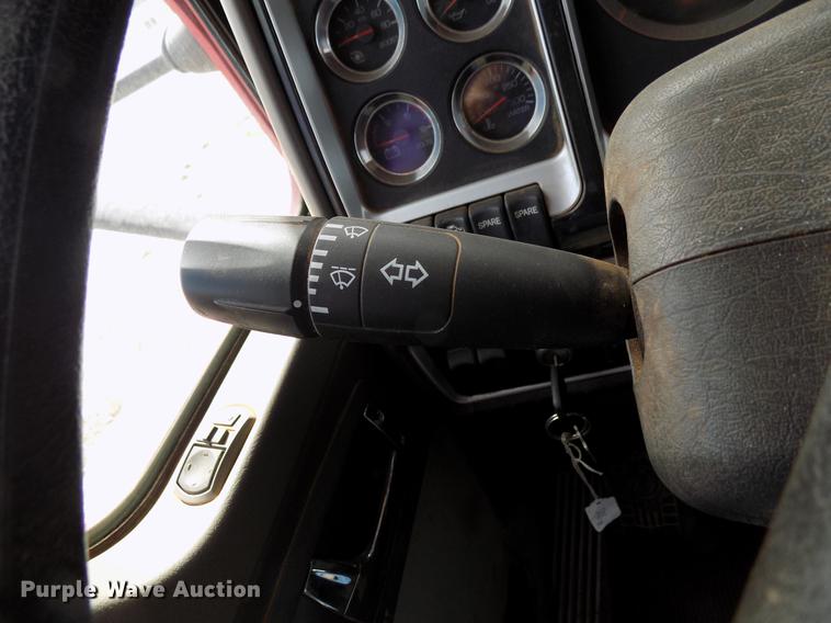 image for item DF4421 2008 Kenworth T800 semi truck