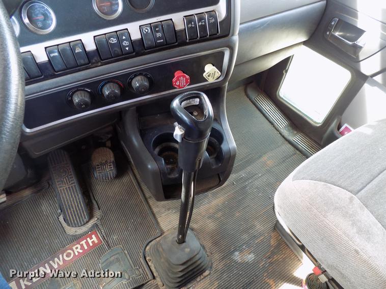 image for item DF4421 2008 Kenworth T800 semi truck