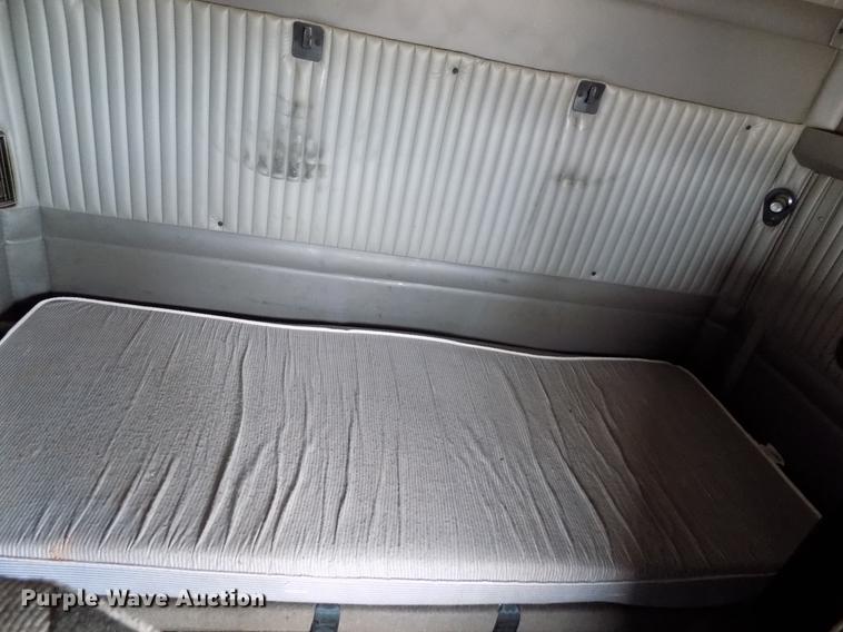 image for item DF4421 2008 Kenworth T800 semi truck