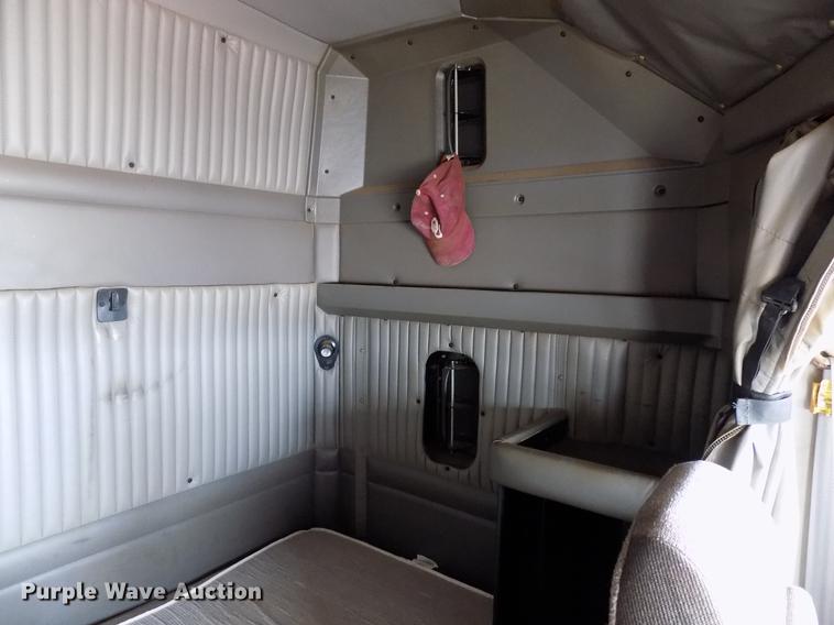 image for item DF4421 2008 Kenworth T800 semi truck