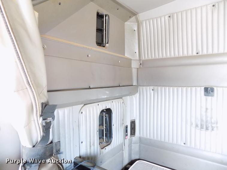 image for item DF4421 2008 Kenworth T800 semi truck