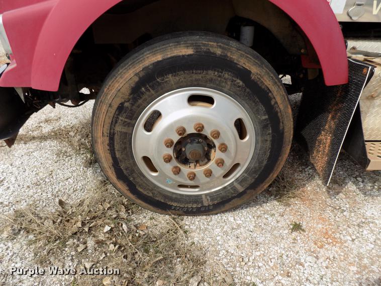 image for item DF4421 2008 Kenworth T800 semi truck