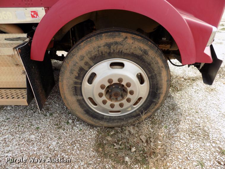 image for item DF4421 2008 Kenworth T800 semi truck