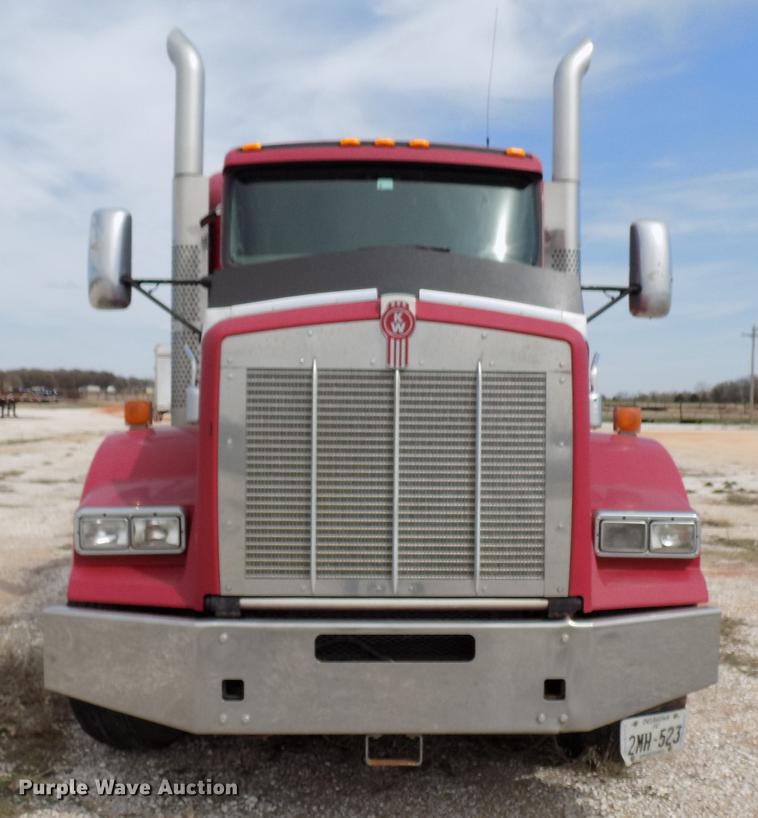 image for item DF4422 2009 Kenworth T800 semi truck