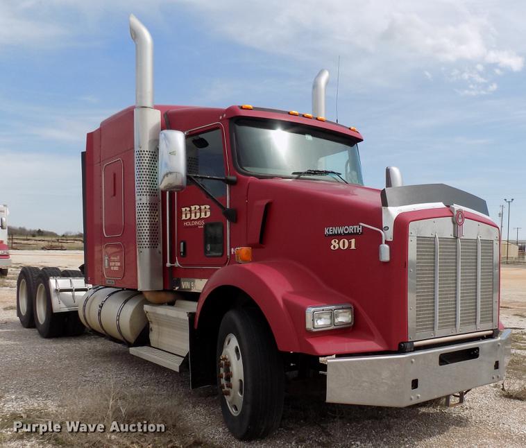 image for item DF4422 2009 Kenworth T800 semi truck