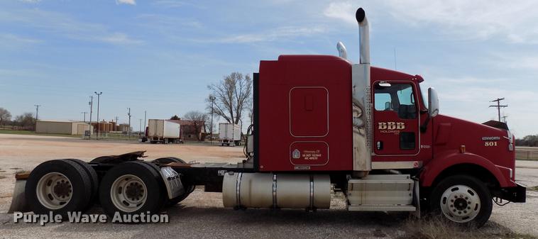 image for item DF4422 2009 Kenworth T800 semi truck
