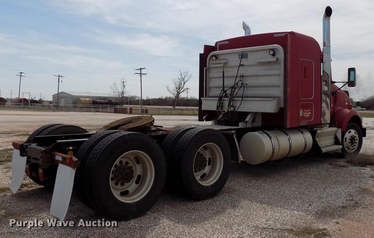 image for item DF4422 2009 Kenworth T800 semi truck