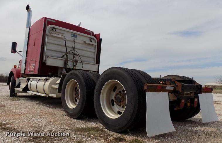 image for item DF4422 2009 Kenworth T800 semi truck