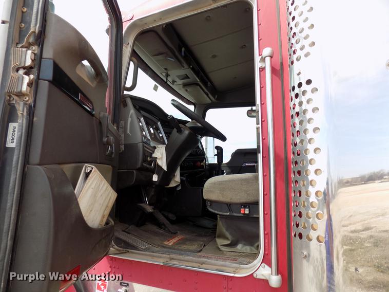 image for item DF4422 2009 Kenworth T800 semi truck