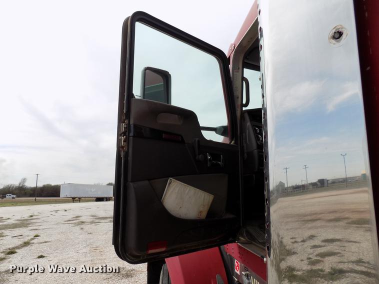image for item DF4422 2009 Kenworth T800 semi truck