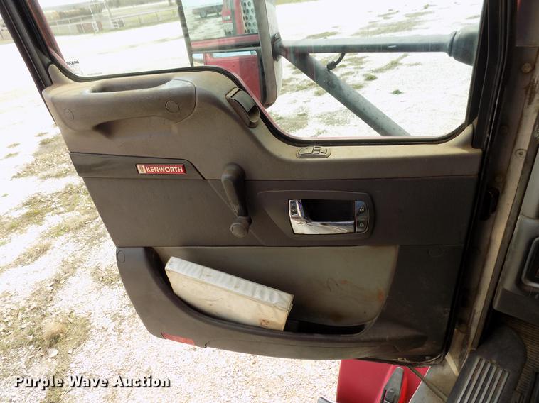 image for item DF4422 2009 Kenworth T800 semi truck