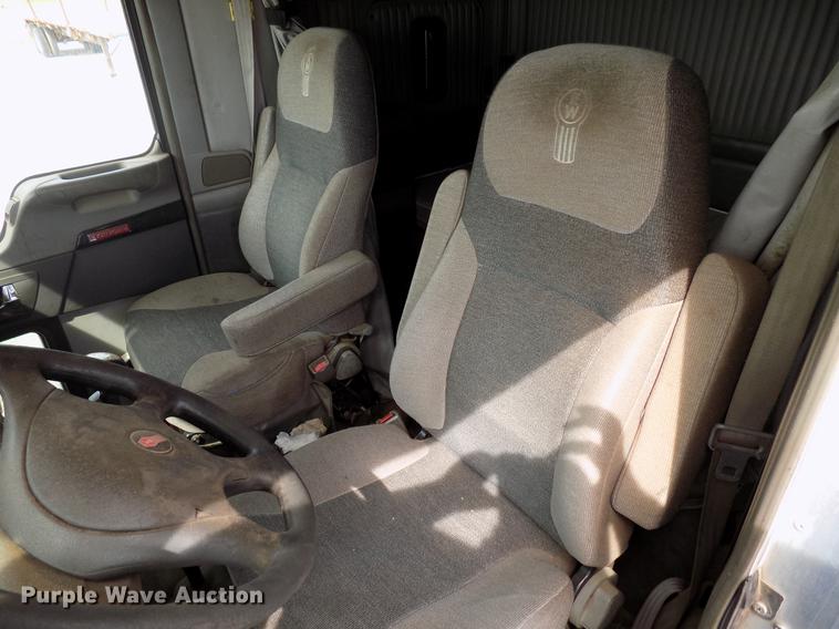 image for item DF4422 2009 Kenworth T800 semi truck