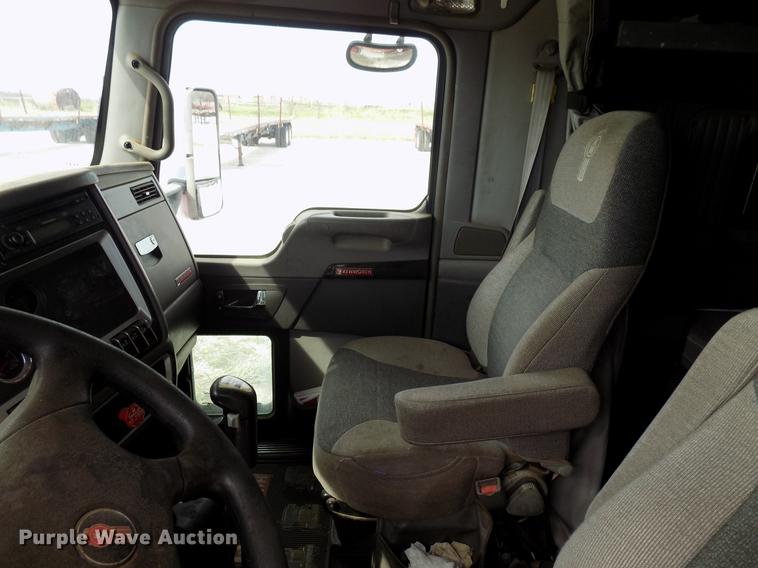 image for item DF4422 2009 Kenworth T800 semi truck