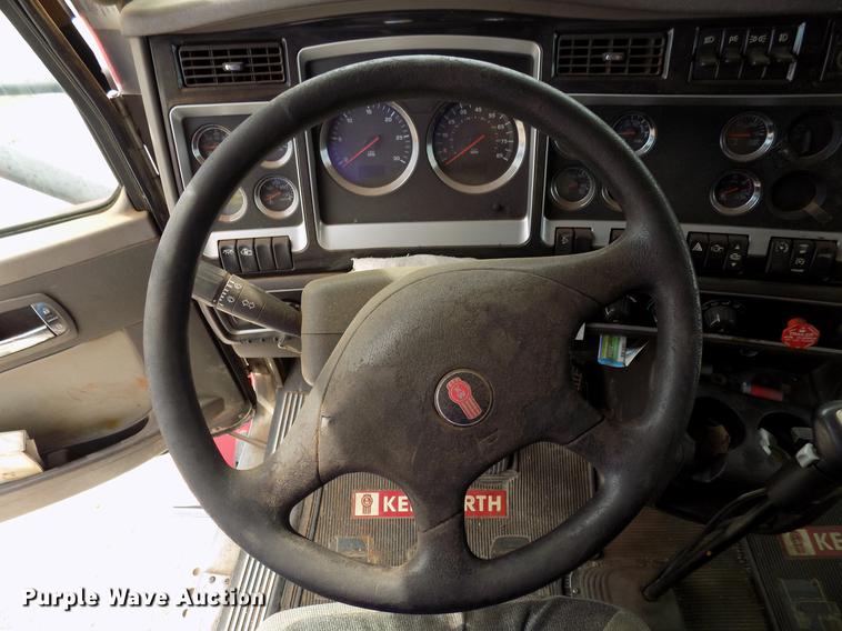 image for item DF4422 2009 Kenworth T800 semi truck