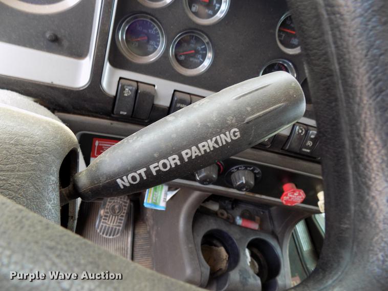 image for item DF4422 2009 Kenworth T800 semi truck